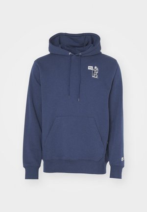 Tamsiai mėlynas džemperis su gobtuvu, pagamintas iš minkštos medžiagos. Jo savybės: priekinė kengūros kišenė, gobtuvas su raišteliais ir balta grafika su tekstu ant krūtinės.