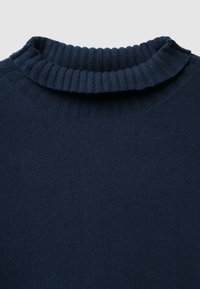 Dunkelblauer, gerippter Pullover mit einem hohen, umgeschlagenen Kragen aus weichem, strukturiertem Stoff. Glatte Oberfläche mit einheitlichem Muster.