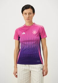 T-shirt de sport Adidas présentant un design dégradé allant du rose au violet, avec des motifs géométriques, des manches courtes et un col rond.