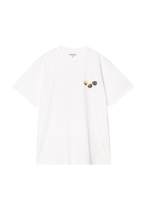 Biała bawełniana koszulka z okrągłym dekoltem, krótkimi rękawami i trzema dekoracyjnymi naszywkami na lewej stronie klatki piersiowej. Miękka tekstura, luźny krój.