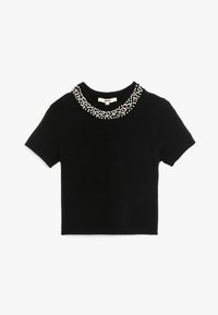 Sort kortærmet sweater med rund halsudskæring. Dekoreret med perleaccent rundt om kraven. Blødt strikket stof og tætsiddende pasform.