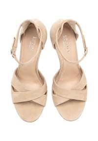 Beżowe sandały z zamszu z krzyżującym się paskiem, otwarty czubek i pasek wokół kostki z metalową klamrą. Gładkie wewnętrzne wykończenie.