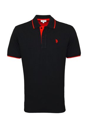 Tricou polo negru cu accente roșii pe guler și mâneci, plachetă cu două butoane și logo brodat pe pieptul stâng. Material din bumbac.