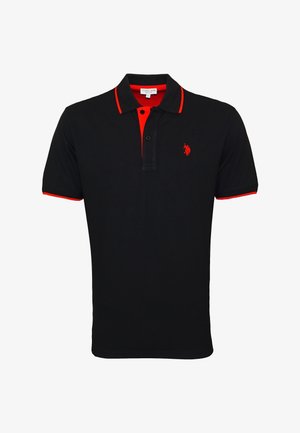 Fekete póló, piros díszítéssel a galléron és az ujjakon, két gombos gombolás, és hímzett logó a bal mellen. Pamut anyag.