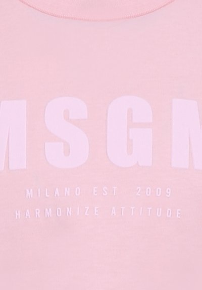 T-shirt di cotone rosa con lettering bianco in grassetto "MSGN" e testo più piccolo "MILANO EST 2009 HARMONIZE ATTITUDE." Tessuto liscio, scollatura rotonda.