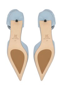 Paire de ballerines en cuir bleu clair à bout pointu, vues de la semelle avec semelles intérieures beiges et patchs antidérapants marron, taille 37.