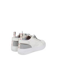 Weiße und graue Sneakers mit einem strukturierten Lederobermaterial, Belüftungsöffnungen an den Seiten und einem auffälligen roten und weißen Schlaufen-Fersenlasche.