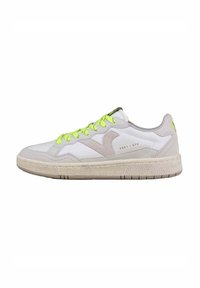Sneaker bianche con dettagli in camoscio grigio chiaro, lacci verde neon e suola beige texturizzata. Presenta un distintivo logo laterale.