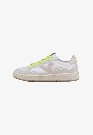 Witte sneakers met lichtgrijze suède accenten, neon groene veters en een structuur beige zool. Beschikt over een kenmerkend zijlogo.