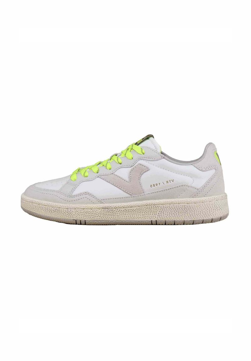 Sneaker bianche con dettagli in camoscio grigio chiaro, lacci verde neon e suola beige texturizzata. Presenta un distintivo logo laterale.