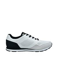 Weiße Sportschuhe mit Mesh-Obermaterial, schwarzen Akzenten, gepolstertem Schaft und kontrastierender Gummisohle, die ein strukturiertes Muster an den Seiten aufweisen.