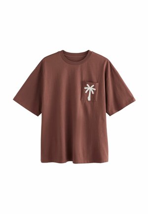 Brun bomulds-t-shirt med rund hals og korte ærmer. Har en hvid palme træ broderet på brystlommen.