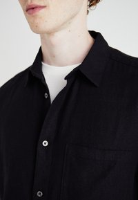 Weekday RELAXED SHORT SLEEVE SHIRT - Srajca - black