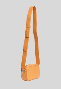 Borsa a tracolla in pelle arancione con forma rettangolare, finitura testurizzata e tracolla regolabile. Presenta una chiusura in metallo.
