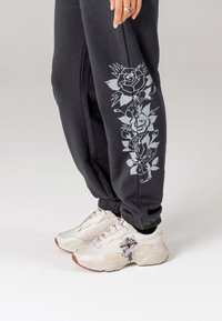 Ed Hardy BASE RUNNER CROSS - Zapatillas - sand