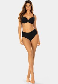 Czarny zestaw bikini z teksturowanym, żeberkowym wzorem. Góra bikini z wkładkami podtrzymującymi i dekoracyjnym złotym akcentem. Wysokie majtki.
