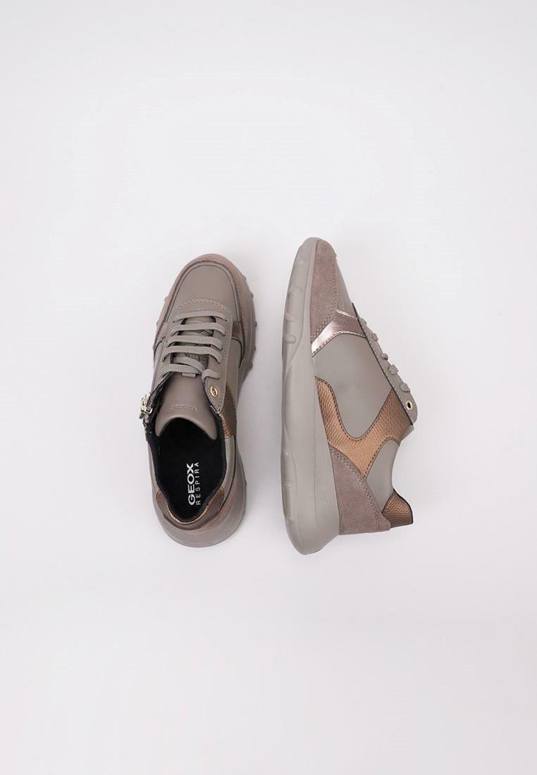 Baskets grises en cuir et daim avec un design texturé, dotées de lacets, d'une fermeture éclair sur le côté et d'une semelle rembourrée pour le confort.