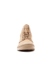Beżowe buty wysokie wykonane z miękkiego zamszu, z zapięciem na sznurówki, okrągłym noskiem oraz teksturowaną gumową podeszwą z wzorzystymi detalami.