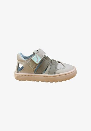 Sandalia beige y gris claro para niño pequeño con tiras de velcro, paneles de malla transpirables y una suela de goma flexible diseñada para la comodidad y el soporte.