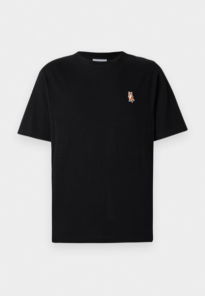 Camiseta negra de manga corta con cuello redondo, con un pequeño logo de zorro naranja bordado en el lado izquierdo del pecho.