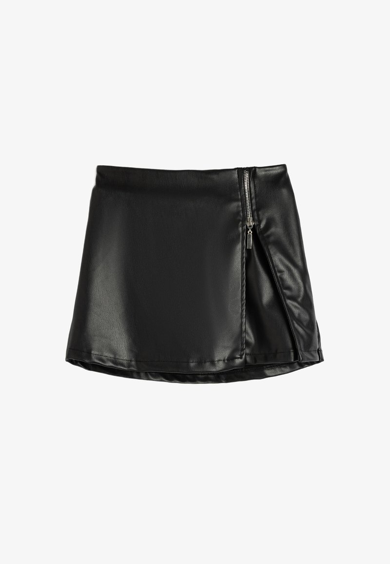 Mini jupe en simili cuir noir avec une fermeture éclair sur le côté, présentant une texture lisse et élégante, et un ourlet asymétrique.
