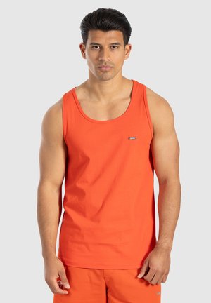 Orange bomulds tanktop med rund halsudskæring og brede stropper. Har et lille logo på brystet. Glat tekstur, afslappet pasform.
