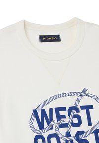Felpa bianca con collo rotondo, con testo blu "WEST COAST" e grafica di una corda. L'etichetta riporta "PIOMBO." Tessuto morbido e strutturato.