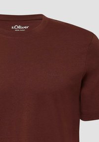 Bordowa bawełniana koszulka z okrągłym dekoltem, krótkimi rękawami i subtelnym haftowanym logo s.Oliver na piersi. Gładka tekstura.