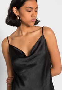 Gina Tricot SATINA COWLNECK - Vestido de cocktail / Vestido de festa - black