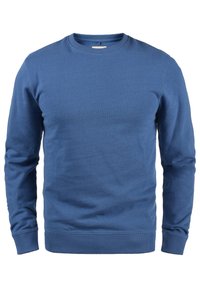 Niebieska bawełniana bluza z długimi rękawami, okrągłym dekoltem oraz ściągaczami na mankietach i u dołu. Gładka faktura i minimalistyczny design bez wzorów.