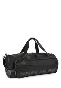Bolsa de deporte negra con correa de hombro ajustable, dos asas y un compartimento con cremallera. Presenta un gran logo de "SKECHERS" en el lateral.