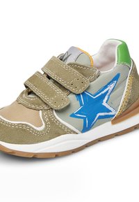 Sneaker in velcro verde e beige con design a stella blu, materiale in suede e rete, cuciture bianche e suola in gomma con accenti marroni.