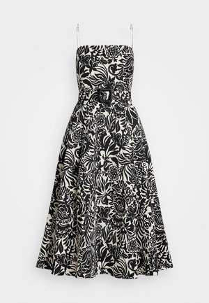 Rochie alb-negru cu un model floral, cu un corset ajustat, fustă amplă, bretele reglabile și o curea neagră accentuată la talie.