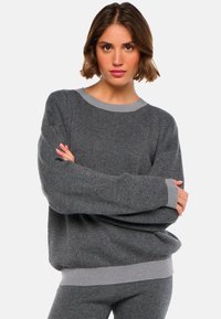 Grauer Strickpullover mit strukturiertem Finish, ausgestattet mit einem hellgrauen, gerippten Rundhalsausschnitt und Bündchen sowie einer lässigen Passform.