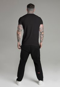 SIKSILK MUSCLE FIT  - Osnovna majica kratkih rukava - black