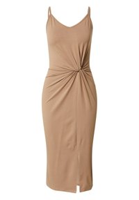 Robe mi-longue camel avec fines bretelles, dotée d'un détail torsadé à l'avant, d'une texture douce et d'une fente latérale pour faciliter les mouvements.