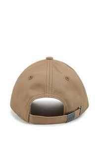 Cappellino da baseball marrone con visiera curva, fascia posteriore regolabile e accentatura in metallo. Tessuto texturizzato con fori di ventilazione sulla parte superiore.