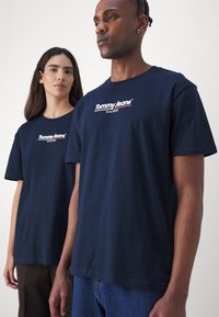 Tommy Jeans FLAG TEE UNISEX - Triko s potiskem - dark night navy