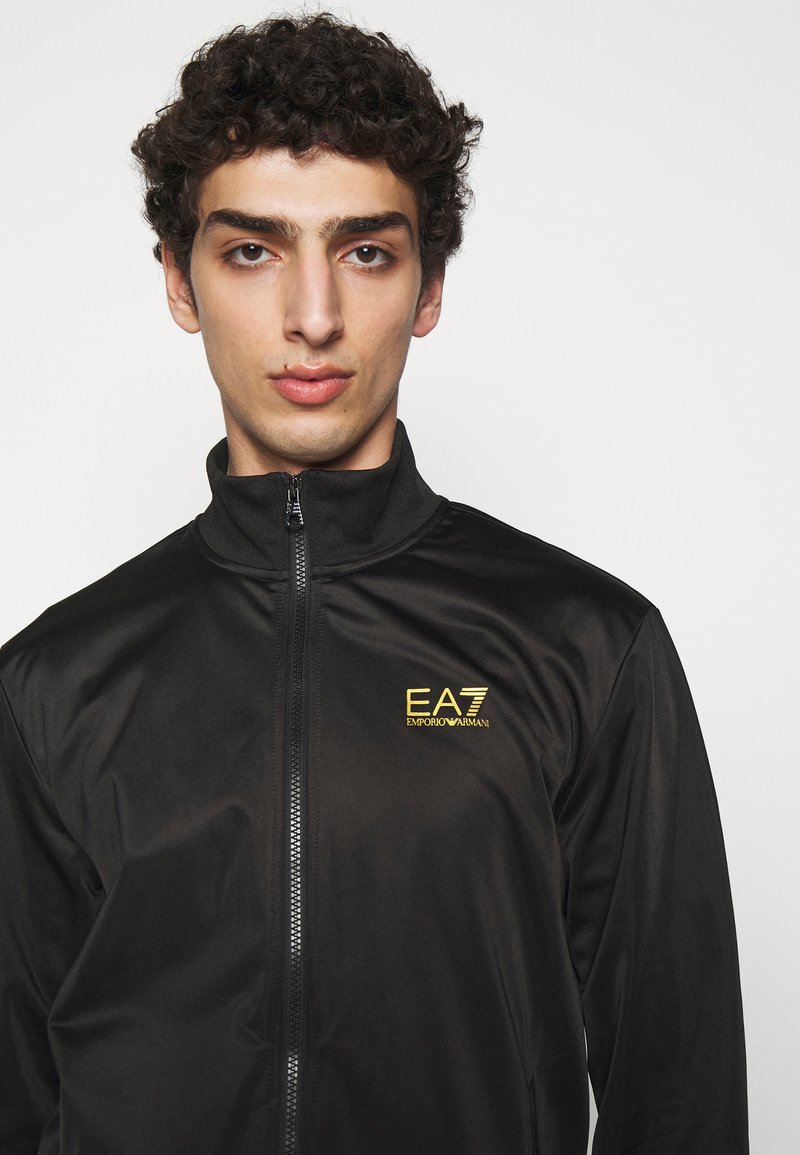 Emporio Armani EA7 Box Logo trainingspak voor heren, zwart Emporio Armani EA7 Box Logo trainingspak voor heren, zwart