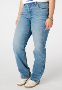 Lichtblauwe spijkerbroek met een rechte pasvorm, voorzien van een klassieke vijf-pocketontwerp en minimale stikdetails.