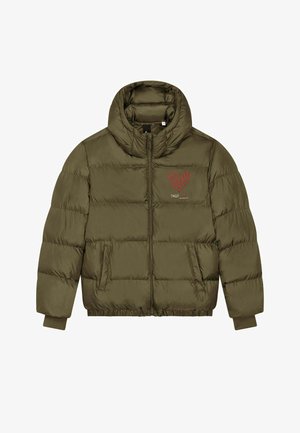 Olijfgroene donsjas met hoge kraag, voorsluiting met rits en elastische manchetten. Voorzien van een rode hartjesprint op de linkerborst.