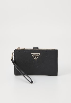 Portafoglio nero con superficie testurizzata, hardware dorato e logo triangolare. Presenta una chiusura con zip e un cinturino per il polso per un facile trasporto.