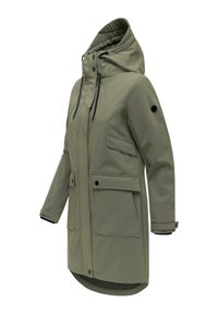 Długa parka z kapturem w oliwkowej zieleni, zapinana z przodu na guziki i zamek błyskawiczny, z regulowanym kapturem i mankietami oraz kieszeniami z patkami po bokach i na piersi.