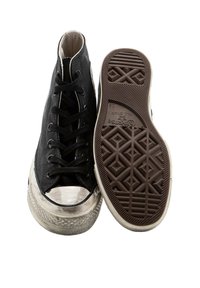 Czarne trampki wysokie z płótna z białym czubkiem z gumy, teksturowaną podeszwą i czarnymi sznurówkami. Wytarta powierzchnia na czubku i wzory na podeszwie.