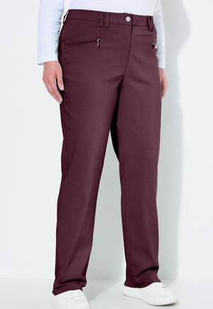 Pantalones cargo burdeos hechos de una mezcla de algodón, con una textura suave, bolsillos con cremallera y un ajuste relajado. Cinturilla estándar y cierre de botón.