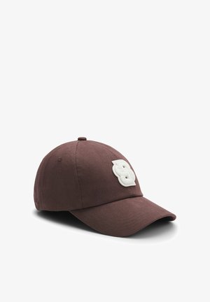Casquette de baseball marron avec visière courbée et numéro "8" brodé en blanc sur le panneau avant, sur un fond blanc.