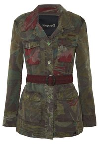 Kurtka we wzór kamuflażu w stonowanych odcieniach zieleni, czerwieni i brązu. Posiada cztery kieszenie, pasek w talii oraz dekoracyjne guziki.