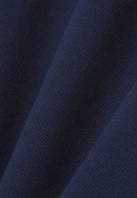 Marineblauwe stof met een gestructureerde weving, met een glad oppervlak en een licht rekbare val, geschikt voor diverse textieltoepassingen.