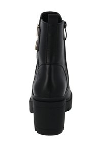 Stivaletto in pelle nera con tacco chunky, dettaglio con zip laterale e superficie liscia. Logo impresso sul tacco.
