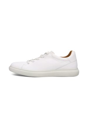 Weißer niedriger Sneaker mit Schnürsenkeln, glattem Lederoberteil, gepolstertem Kragen und dicker Gummisohle, von der Seite vor weißem Hintergrund gezeigt.